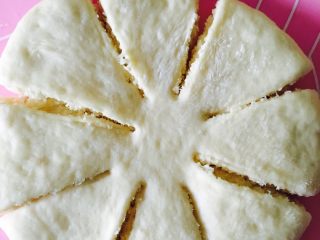 19、椰蓉面包,用剪刀剪八片