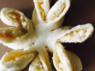 20、椰蓉面包,两瓣相对一拧