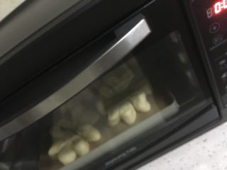 22、椰蓉面包,盖保鲜膜放烤箱37度二次发酵40-60分钟