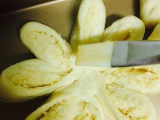 25、椰蓉面包,均匀刷在表面上