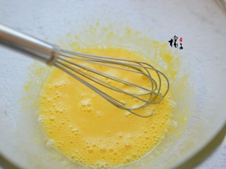 2、蓝莓戚风蛋糕,蛋清和蛋黄分别放入两个容器，装蛋清的容器要无水无油，蛋黄中加入20克白糖，搅拌均匀，再加入牛奶搅拌均匀，最后加玉米油搅拌均匀