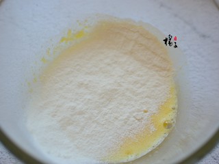 3、蓝莓戚风蛋糕,再筛入低筋面粉