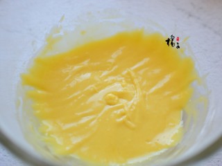 4、蓝莓戚风蛋糕,翻拌均匀，不要过度搅拌或者划圈搅拌，以免起筋，影响蛋糕的口感