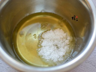 5、蓝莓戚风蛋糕,蛋清中加入20克白糖