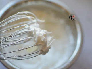6、蓝莓戚风蛋糕,用电动打蛋器打发至硬性发泡，就是提起打蛋器后，能看见一个小尖钩即可