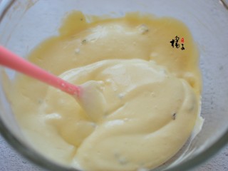 7、蓝莓戚风蛋糕,将打发好的蛋清与蛋黄面糊混合在一起，翻拌均匀