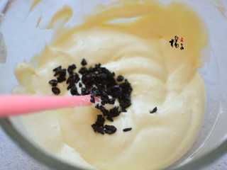 8、蓝莓戚风蛋糕,再加入蓝莓干翻拌均匀