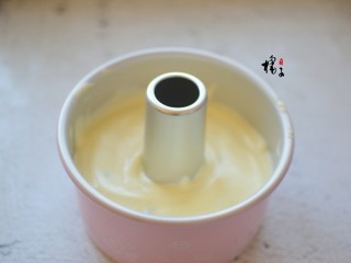 9、蓝莓戚风蛋糕,倒入模具，我用的是6寸中空模具，震几下大气泡