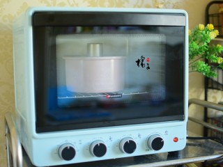 10、蓝莓戚风蛋糕,烤箱165度，中层烤45分钟左右，烤完取出，震两下气泡，然后倒扣在烤网上，彻底晾凉后再用手脱模