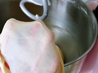 4、松软老式小面包,揉到不容易破的手套膜，就可以进行发酵了。