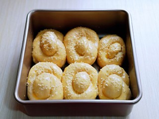 11、松软老式小面包,取出发酵好的面包胚，是原来的1.5倍大，刷上蛋液，撒上白芝麻。