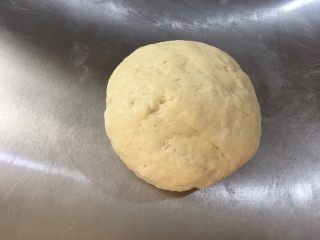 1、手揉菠萝包～家庭烘焙基础课之面包课程,先做酥皮面团，所有原料抓匀，整理圆柱形，冷藏半小时