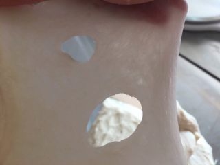 3、手揉菠萝包～家庭烘焙基础课之面包课程,加黄油和盐，揉匀以后，继续手工揉面，揉至扩展阶段，抻膜，扎洞，洞口有光滑锯齿