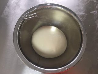 4、手揉菠萝包～家庭烘焙基础课之面包课程,表面光滑，盖保鲜膜发酵，28度左右发1小时