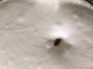 6、手揉菠萝包～家庭烘焙基础课之面包课程,检验发酵状态，扎洞不回缩