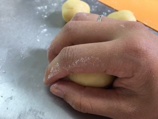 11、手揉菠萝包～家庭烘焙基础课之面包课程,用手滚圆，菠萝皮包住面团