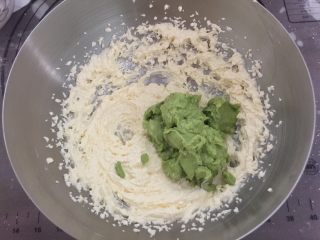 7、奥利奥牛油果磅蛋糕,牛油果打碎成泥加入到黄油蛋糊中