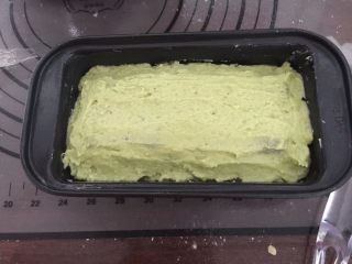 16、奥利奥牛油果磅蛋糕,接着用剩下的牛油果面糊填满