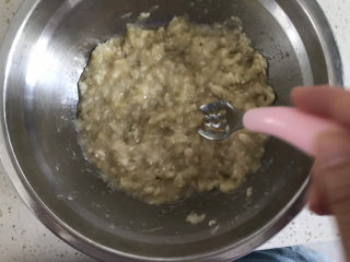 3、香蕉椰蓉马芬蛋糕????,香蕉剥皮压成泥