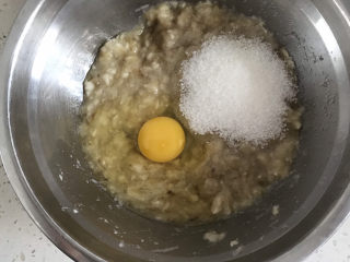 4、香蕉椰蓉马芬蛋糕????,加入糖和鸡蛋搅拌至融化