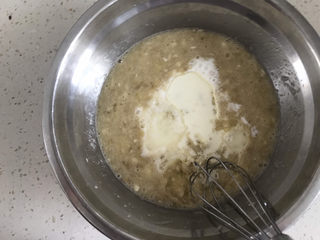 5、香蕉椰蓉马芬蛋糕????,倒入油和牛奶