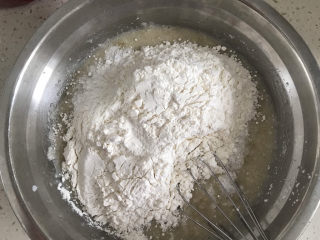 8、香蕉椰蓉马芬蛋糕????,加入面粉搅拌均匀