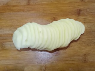 2、凤尾虾球,切成厚些的土豆片