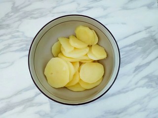 4、凤尾虾球,蒸熟的土豆放入碗中，加入少许盐，用勺子压成土豆泥