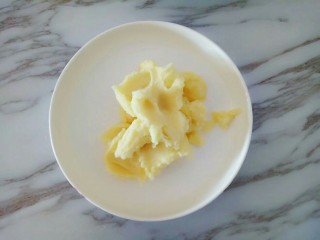 5、凤尾虾球,过筛土豆泥，过筛的土豆泥很细腻，口感更好哦