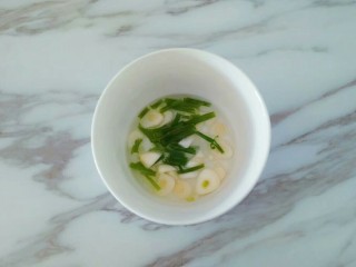 6、凤尾虾球,葱姜蒜切好放入碗中，加入适量清水浸泡半小时