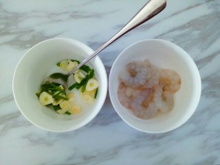 7、凤尾虾球,清洗好干净的虾仁放入小碗中，加入几勺葱姜蒜水