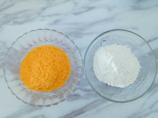9、凤尾虾球,准备好面包糠、面粉备用