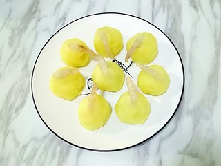 11、凤尾虾球,用土豆泥把腌制好的虾仁包裹起来，露个尾巴