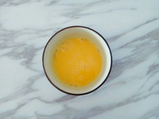 10、凤尾虾球,鸡蛋一个打入小碗中，搅打均匀备用