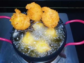 15、凤尾虾球,锅中放入适量油烧热，用筷子放入油锅中周围有密集小泡时，下入虾球，小火炸至金黄