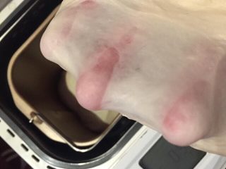 1、奶油面包卷,面团材料在面包机揉一个程序（黄油可以5分钟后加入）。揉到完全阶段。光滑结实的薄膜。