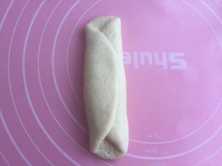 6、奶油面包卷,再从另一边向中间折1/3。