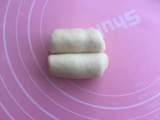 8、奶油面包卷,从两端往中间分别卷起。（注意两边的卷卷要差不多哦。