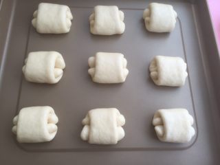 9、奶油面包卷,翻过来放在烤盘上