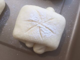12、奶油面包卷,筛上面粉，用刀片割出自己喜欢的花型。