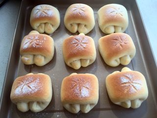 14、奶油面包卷,放入烤箱倒数底二层，烤16分钟出炉（各家烤箱温度有差异，观察上色情况具体调整时间哦）