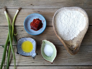 1、腐乳葱香饼,准备食材。