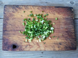 7、腐乳葱香饼,趁醒面的时间，把小葱洗净，切成小葱花。