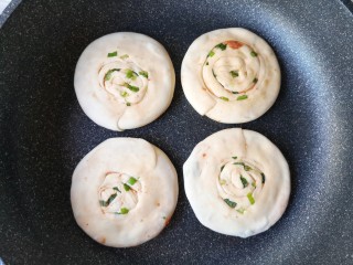 17、腐乳葱香饼,平底锅预热，放入饼坯。