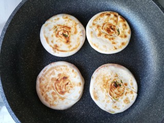 18、腐乳葱香饼,小火烙至一面上饼花后翻面。