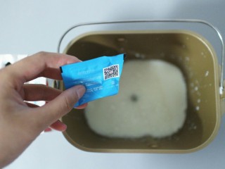 3、火龙果奶昔,再将酸奶酵母粉倒入其中，用筷子搅拌均匀