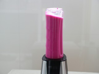 9、火龙果奶昔,启动开关，搅打均匀