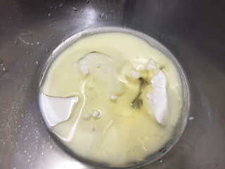 1、酸奶戚风蛋糕,酸奶与玉米油混合。