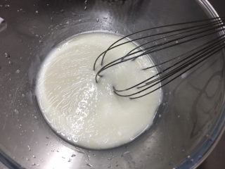 2、酸奶戚风蛋糕,搅拌乳化。