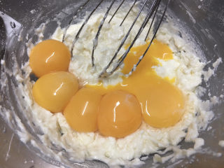 4、酸奶戚风蛋糕,加入蛋黄。